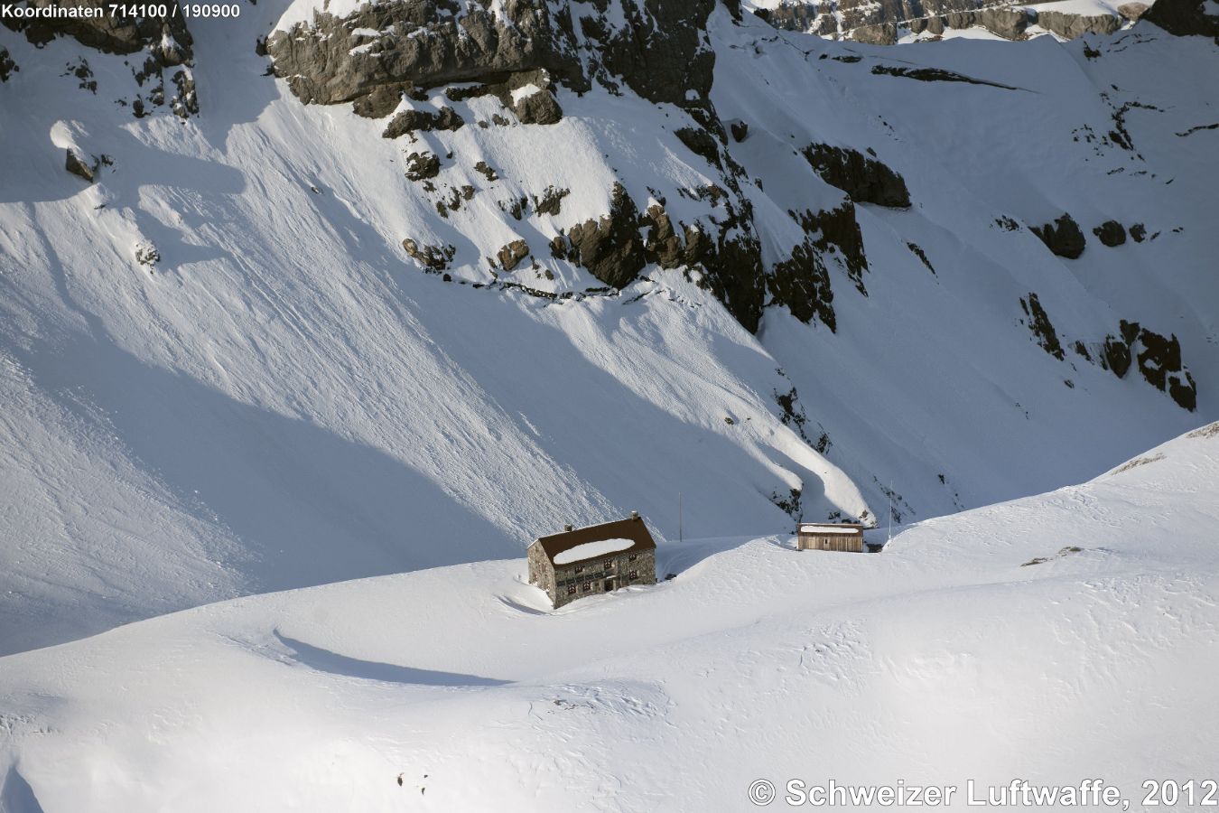 Clariden Hütte, südlich von Linthal auf 2457 m.ü.M., südöstlich Gemsfairenstock auf dem Gipfelplateau des Altenorenstockes (Glarner Alpen).